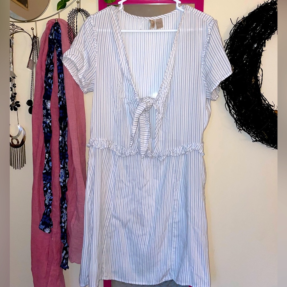 🤍 White Divided Front-tie Midi dress with blue pinstripes